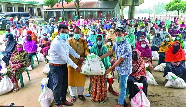 Bashundhara Group provides relief in Sirajganj